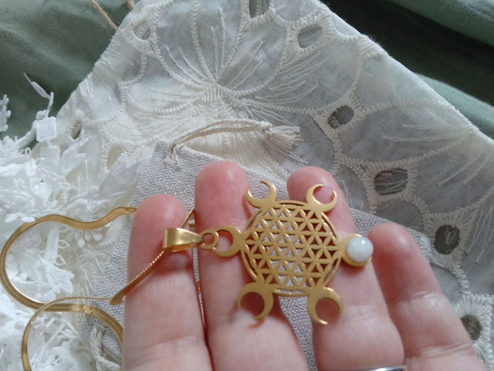 Gouden Flower of Life halsketting met natuurlijke witte maansteen  – photo 3